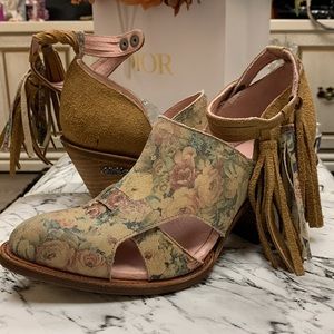 NWOB Miss Macie Floral Leather Heeled Booties Size 8 M, Heel Height 2.75”